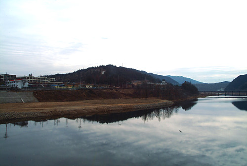 보성강, 주암초등학교와 주암종합고등학교, 주암댐이 보인다. 사진중앙의 산 너머가 쓰레기소각장 예정지인 구산리 금곡마을이다. 